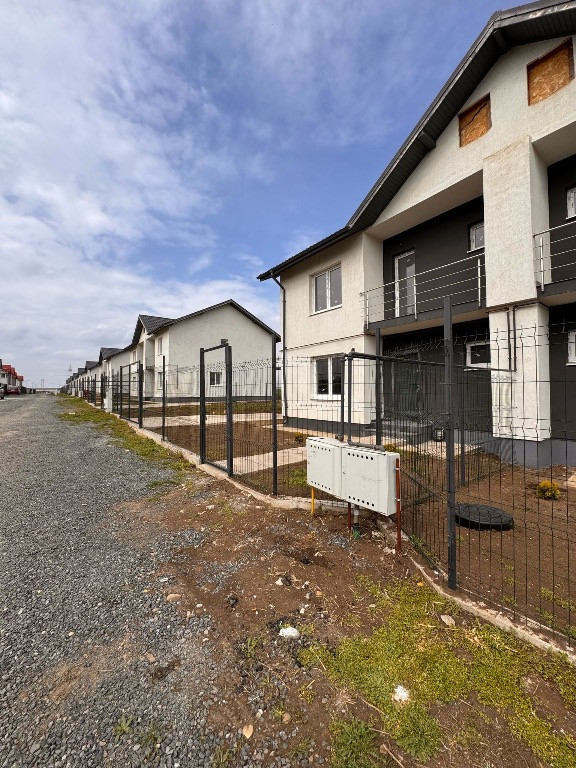 Duplex spațios la 1 km de A0-3 dormitoare, pod amenajabil,doar 105k €!