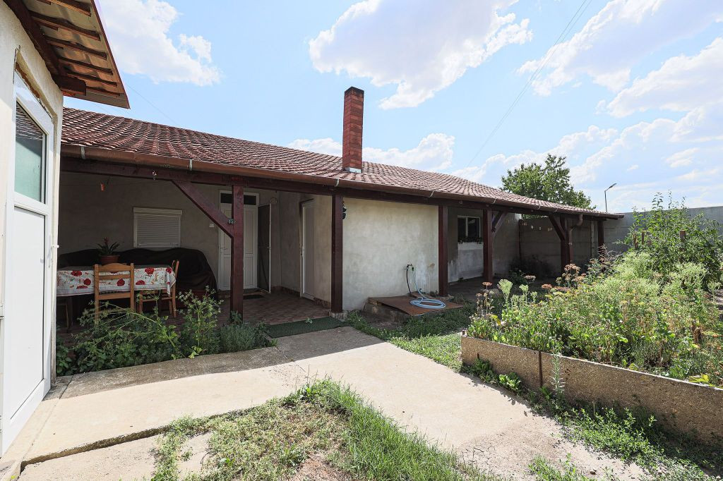 Rezervat Casă renovată cu 3 camere din cărămidă în ...