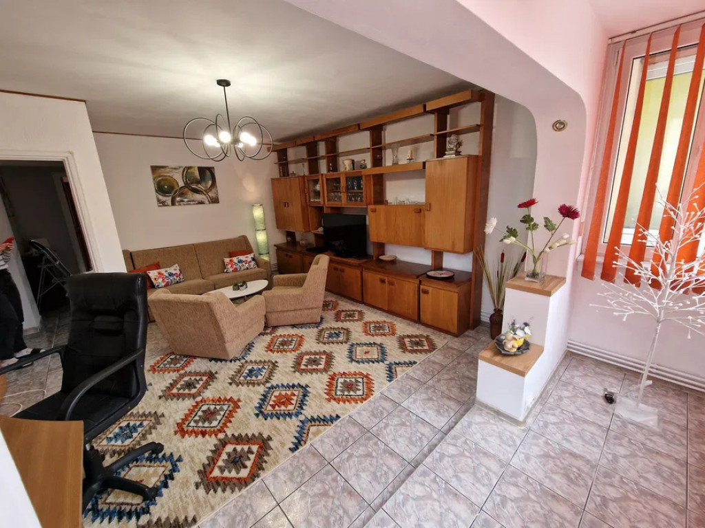 Apartament 2 camere decomandate zona Scriitorilor.