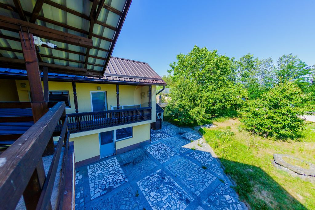 Casă cu 7 camere de vânzare la drumul principal cu 2 in...