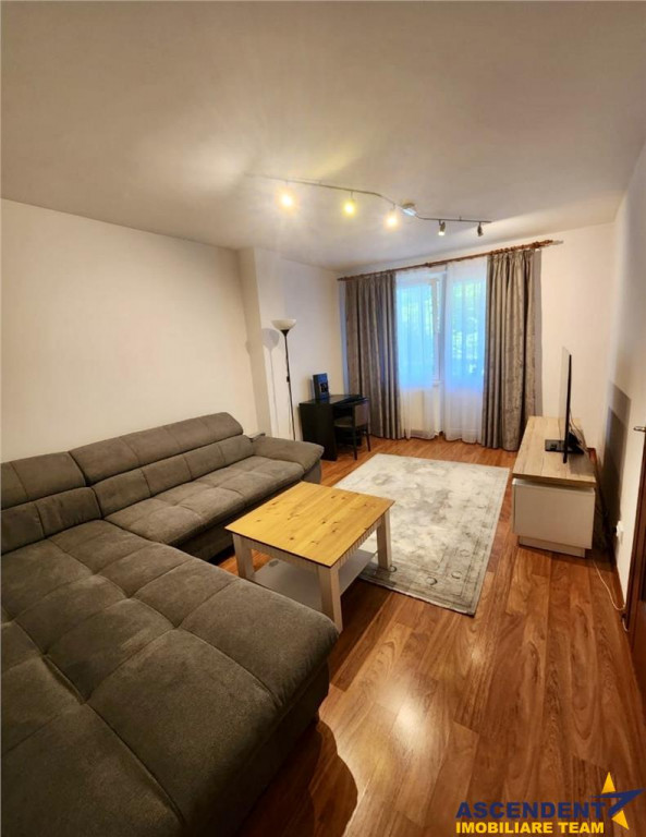 Trei camere cu doua bai, mobilat si utilat complet Centrul c