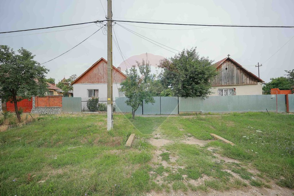 De vânzare casă cu 3 camere și teren 3205 mp în Sânn...