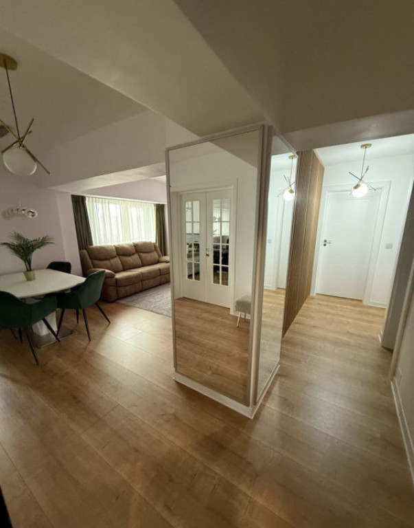 Apartament de 3 camere ( Complet Renovat )-Unirii