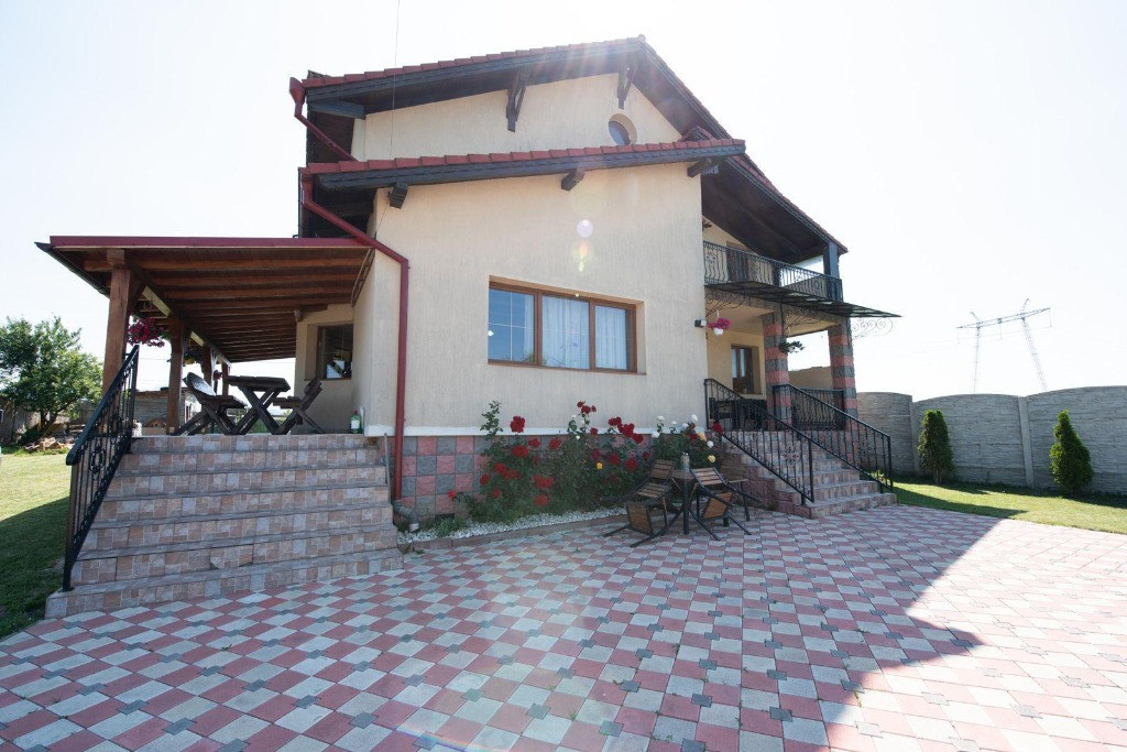 Casă deosebită în zona centrală Sânpetru – teren generos!