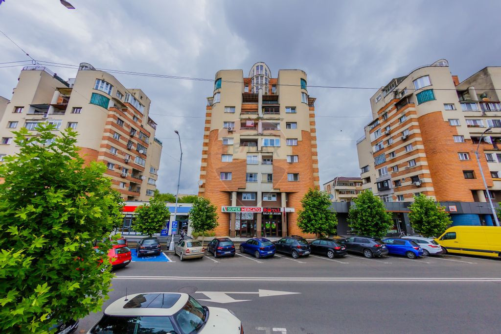 Apartament ultracentral cu 3 camere de vânzare S.Constru...