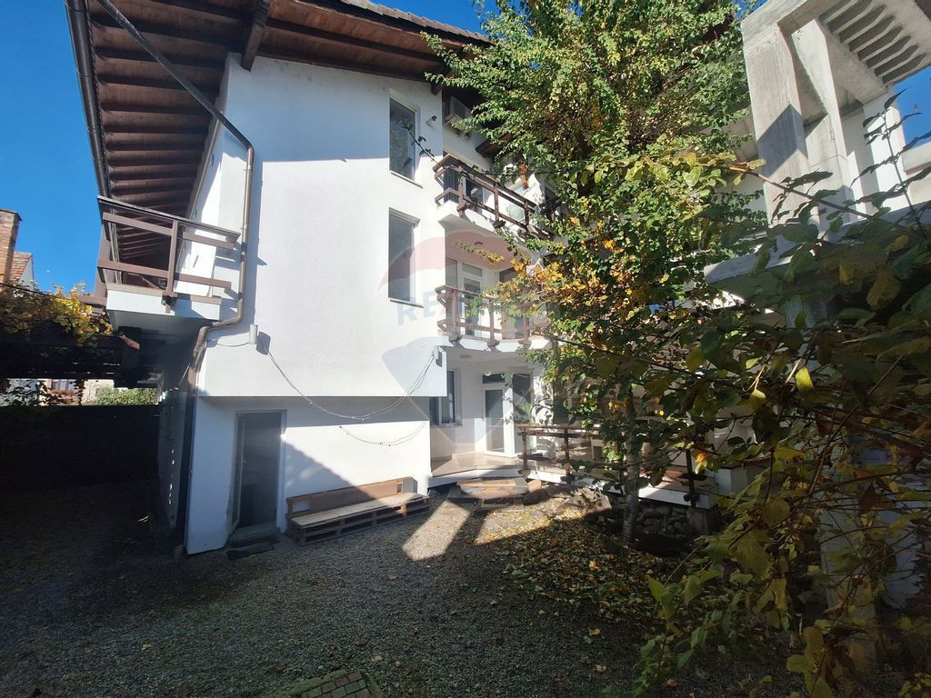Apartament la vila, cu 5 camere de vânzare în zona Turn...
