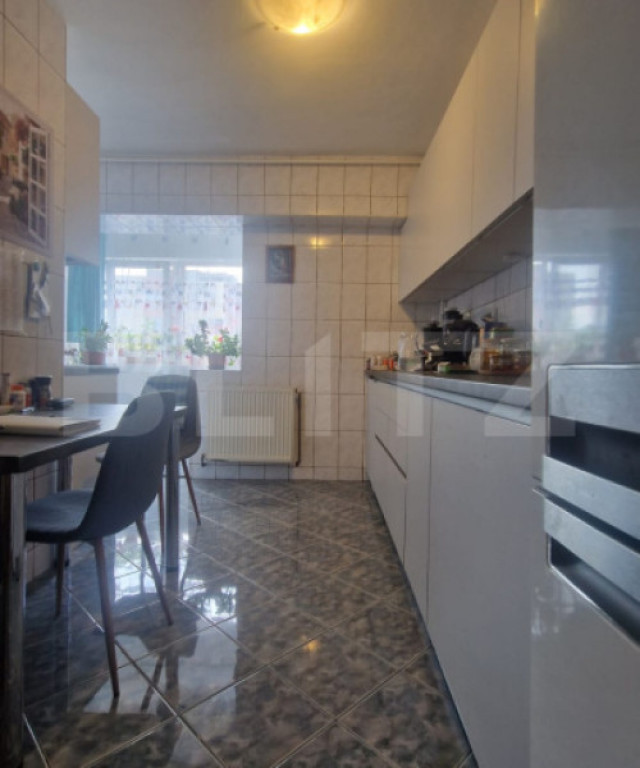 Apartament 91 mp, 3 camere, 2 bai, etaj intermediar, vedere
