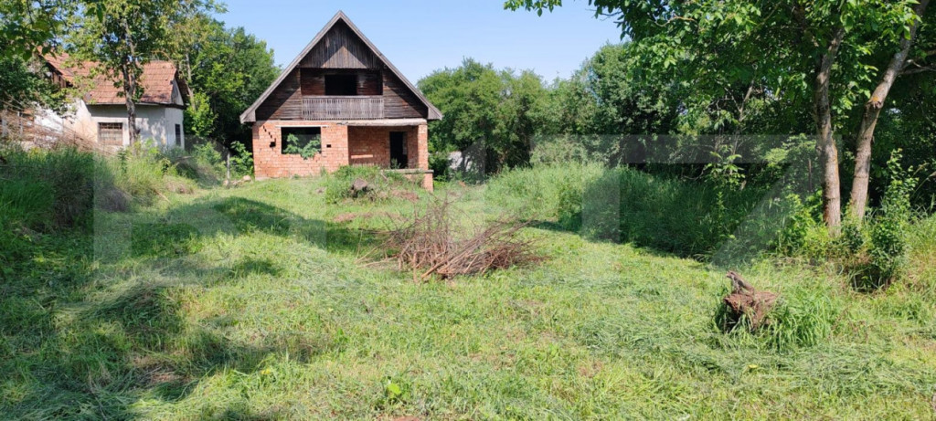 Vând teren cu casă la roșu – zona Platou, Str. Posada