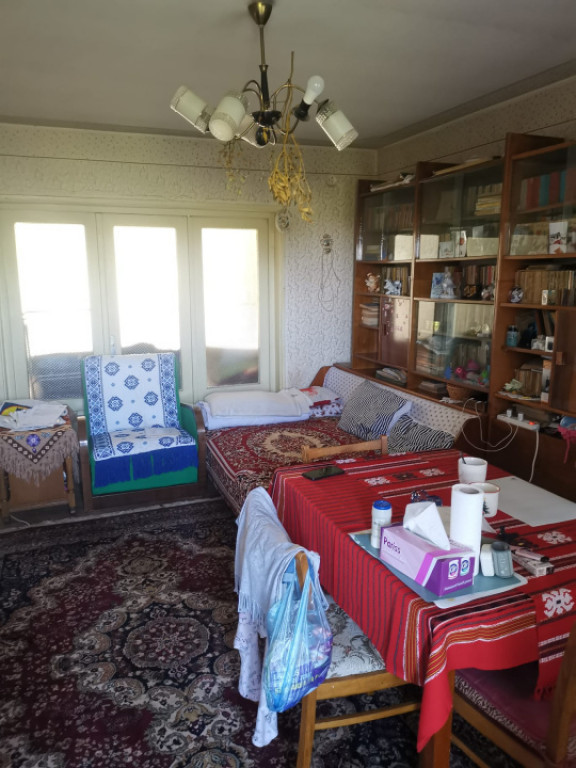 Apartament 3 camere, decomandat, 1 Mai vizavi de Spitalul Nr