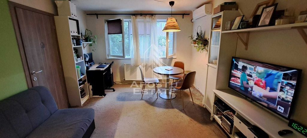 Apartament cu 3 camere, semidecomandat, etaj intermediar,...