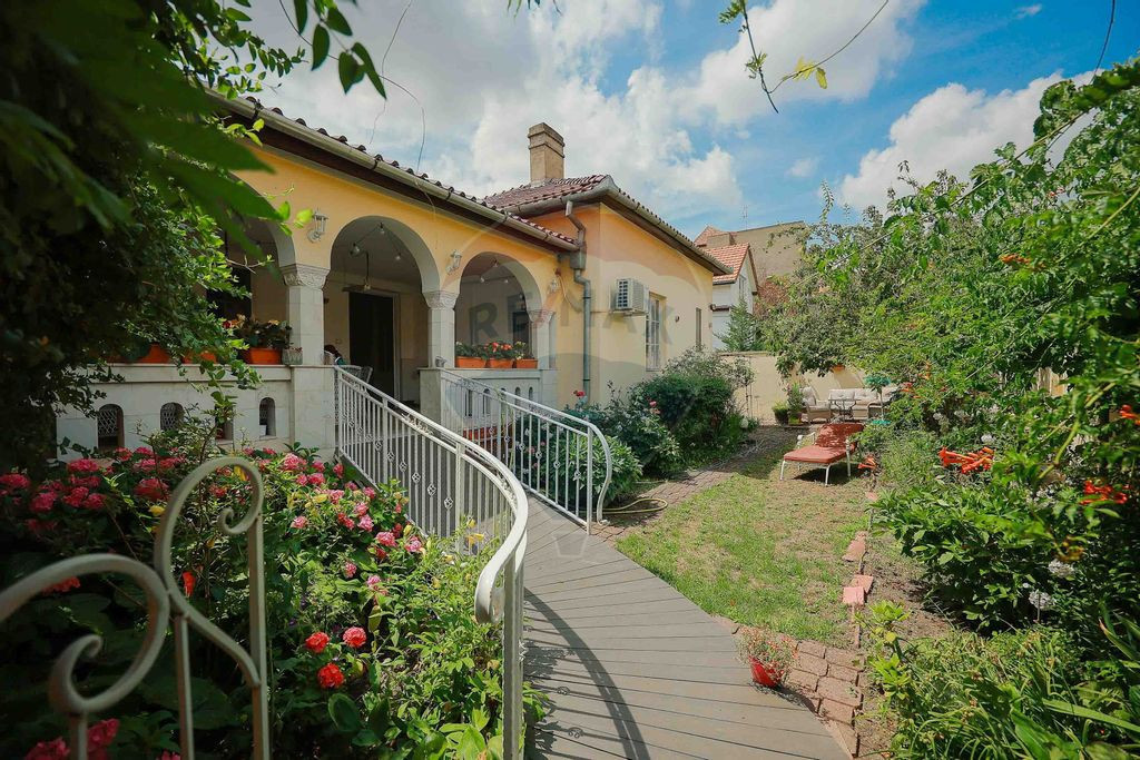 Casă cu 4 camere de închiriat în zona Ultracentrală