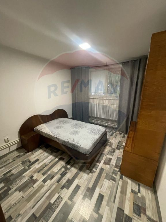 Apartament cu 3 camere de vânzare în zona Rovine