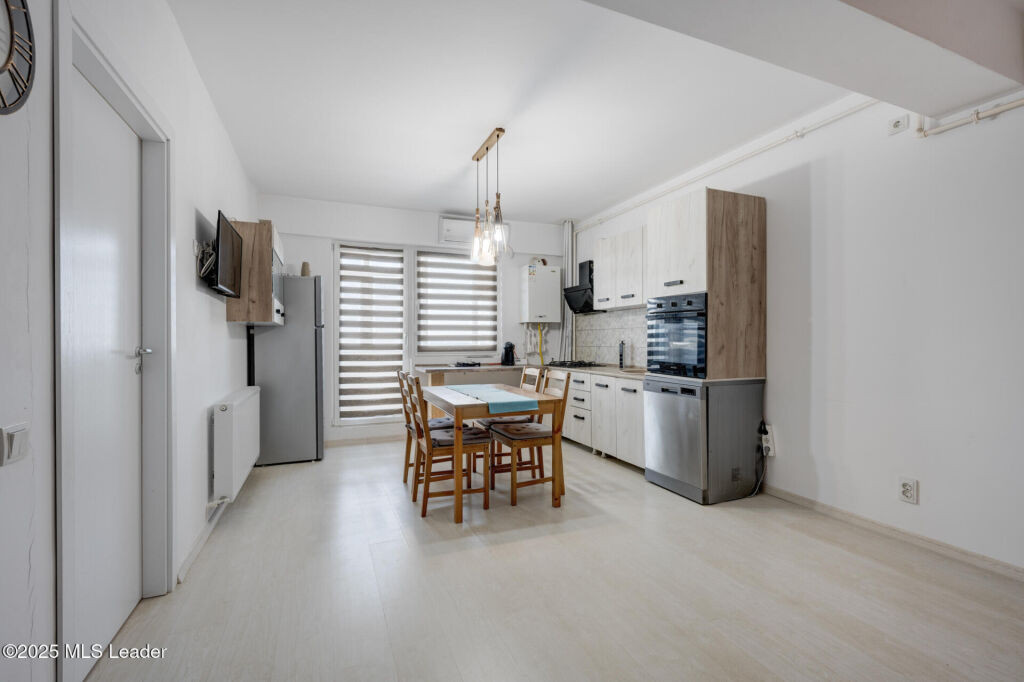 Apartament unic cu etaj, baie matrimoniala si balcon