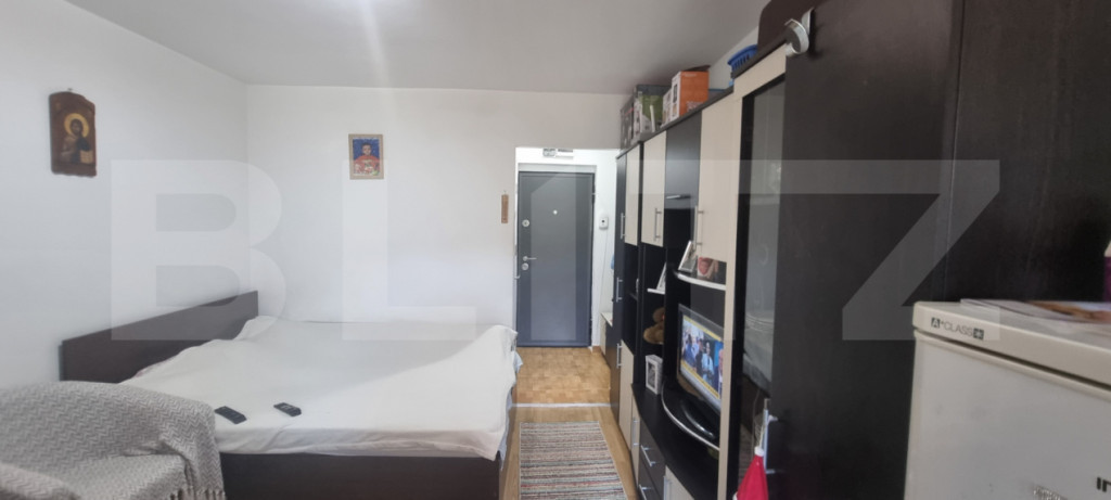 Garsoniera de Vanzare : Decomandat - Baie, Balcon si Bucatar