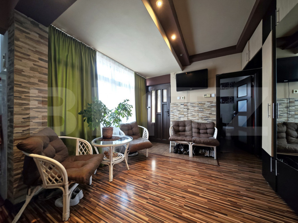 Apartament cu 3 camere + birou la casă cu curte, zona Iorga