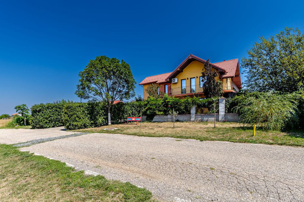 Liniște, confort și natură. Vilă deosebită la 20 Min...