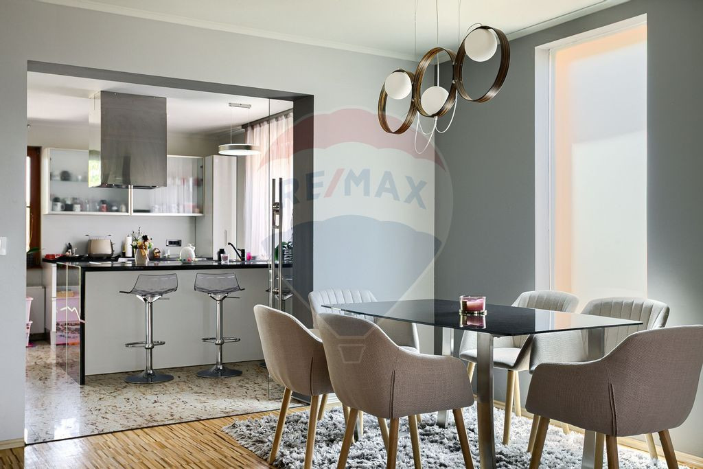 Casă modernă și spațioasă cu piscină,saună și sal...