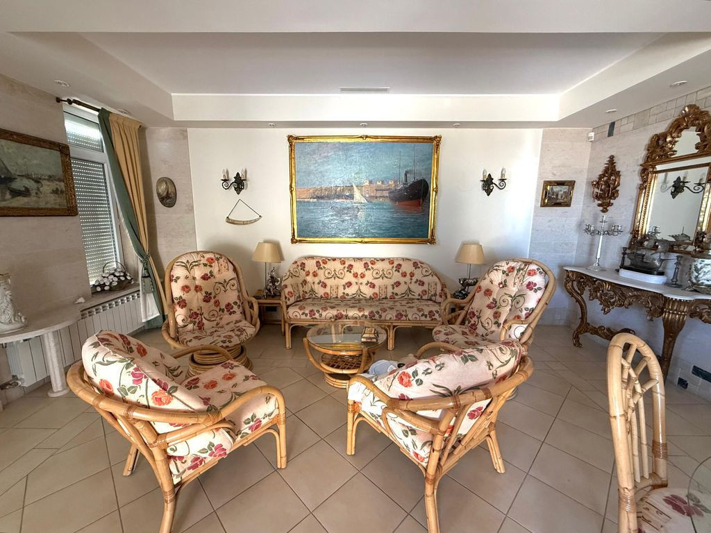 Apartament 4 camere, 101.21 mp, pe plaja Coral Beach – ...