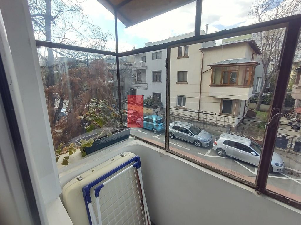 Vânzare apartament decomandat 3 camere în vilă - metro...