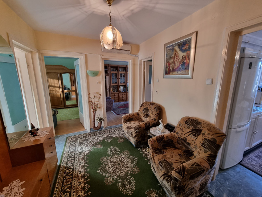 Tic Tac, Universitate, 3 camere mobilate