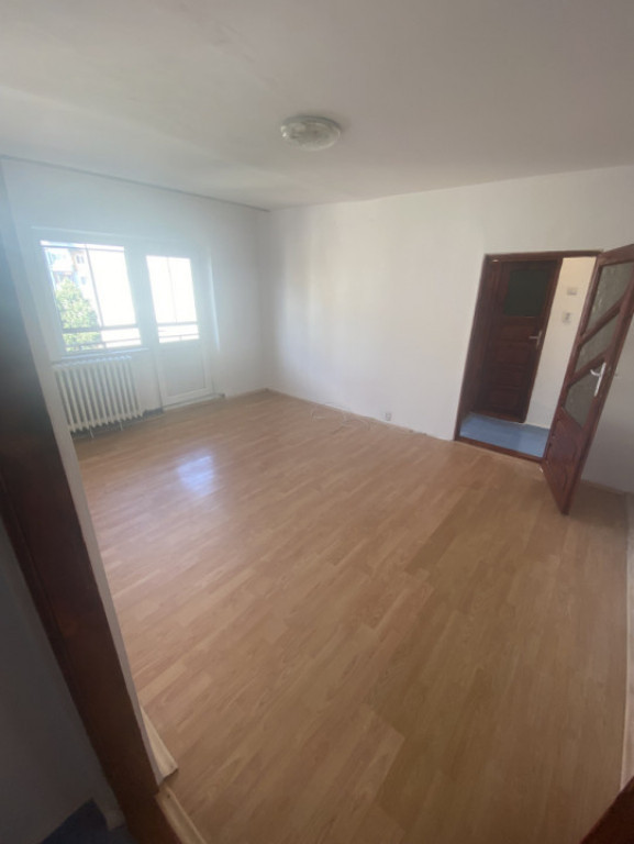 Apartament 3 camere semidecomandat, et 3/4 langa primaria F