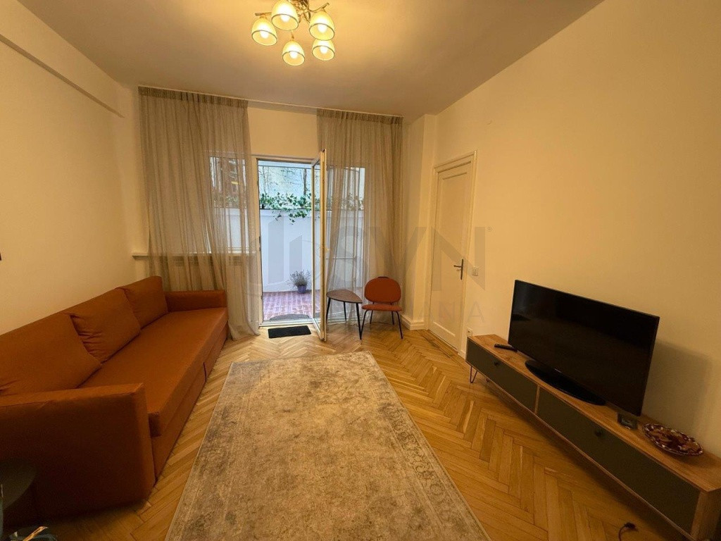 Universitate - apartament cu 3 camere si curte proprie
