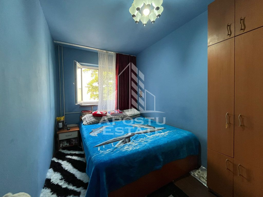 Apartament cu 3 camere, semidecomandat, etaj intermediar,...