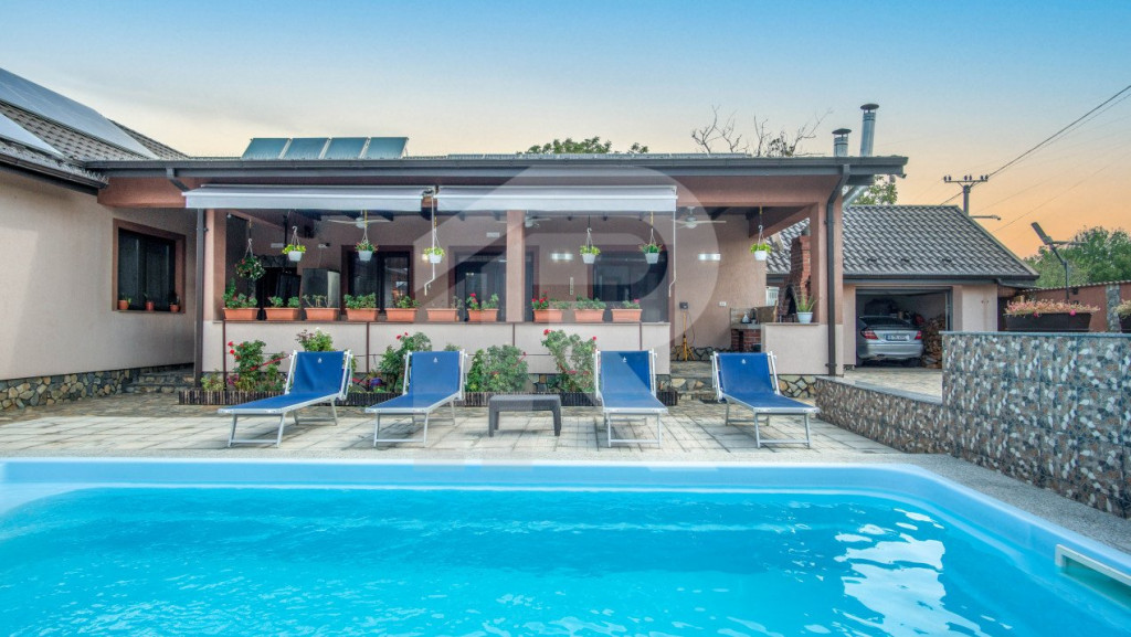 Casa cu piscina, panouri foto voltaice in Comana