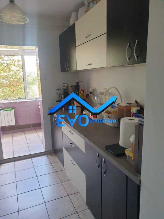 Apartament cu 2 camere, decomandat, etajul 3, zona Alexandru