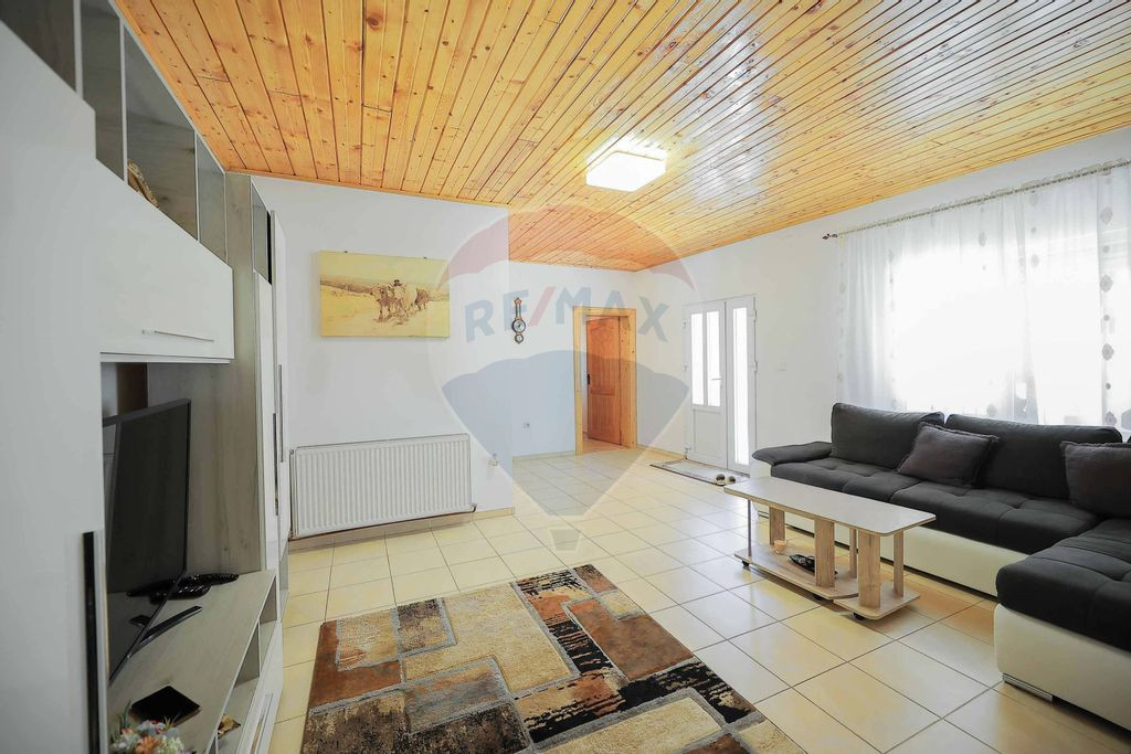 Casă și teren de 1397 mp de vânzare în Ineu, la 18 km...