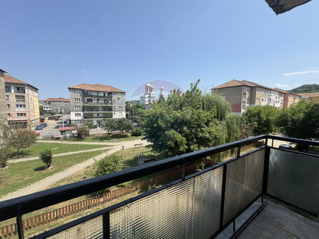 Apartament spațios cu 4 camere, situat în cartierului V...
