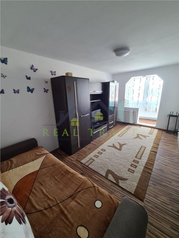 Garsoniera decomandata, renovata, mobilata etaj intermediar,