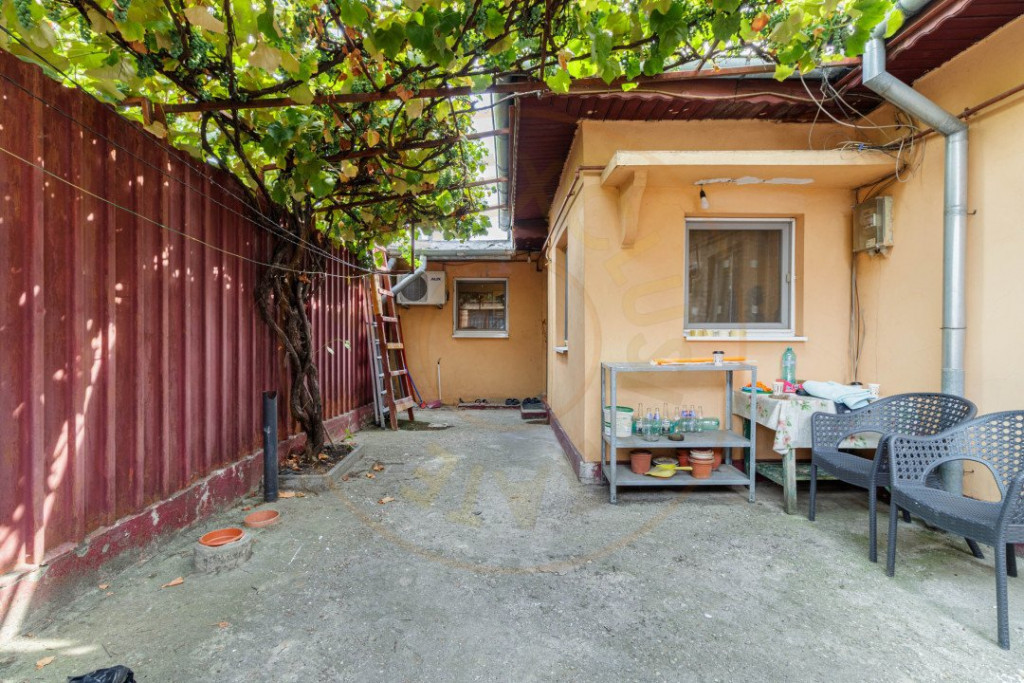 Casa Rahova 4 camere, 2 bucatarii, curte individuala