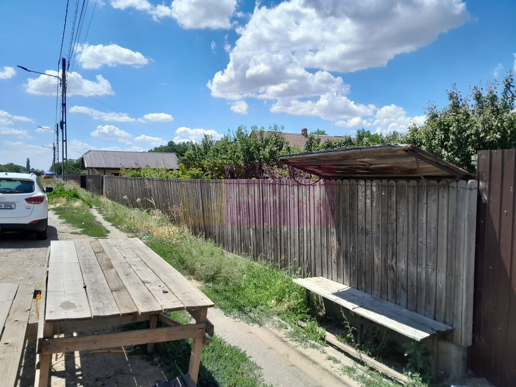 Movilita - vanzare casa 5 cam plus livada pe rod si teren...