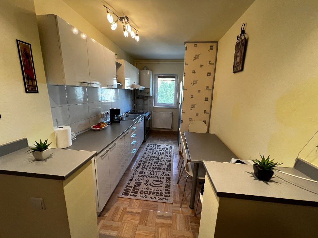 VAND apartament 4 camere decomandat, et,3,renovat,zona Vasile Aaron