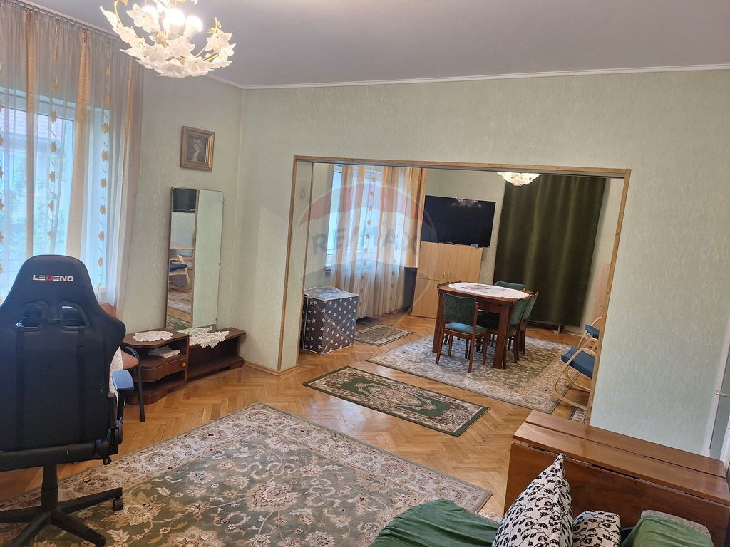 Apartament cu 3 camere de închiriat în zona Centrul Ist...