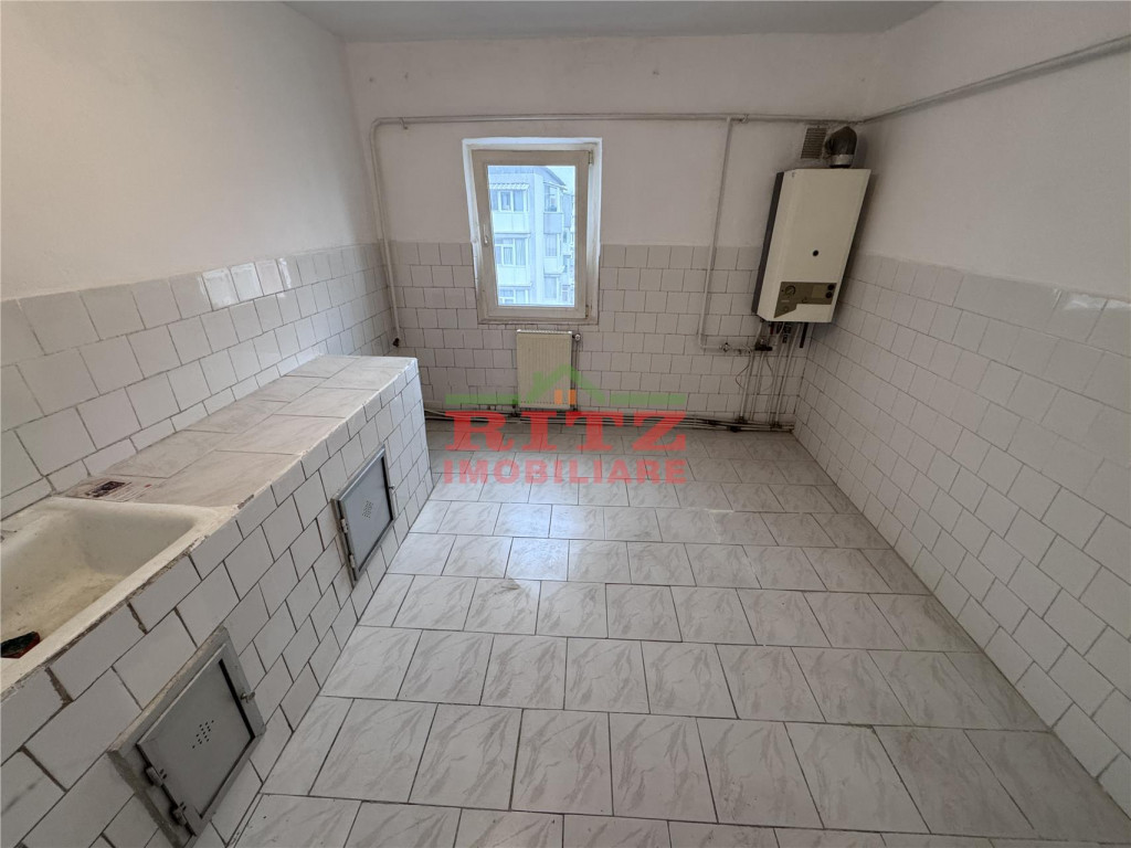 Nou! Ap. 3 cam., semidecom., S=70 mp, 2 balcoane, Zona Palat