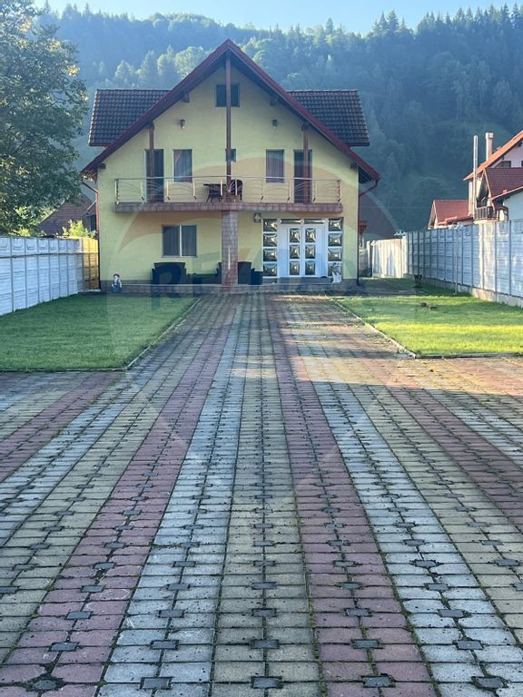Casă / Vilă cu 10 camere de vânzare in Moieciu de Jos