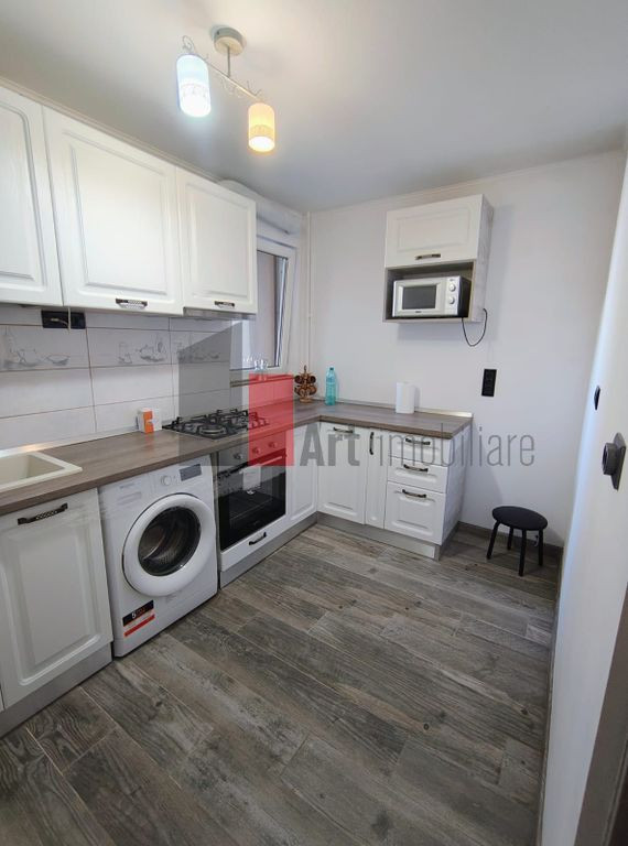 Apartament 3 camere,, lângă metrou Lujerului