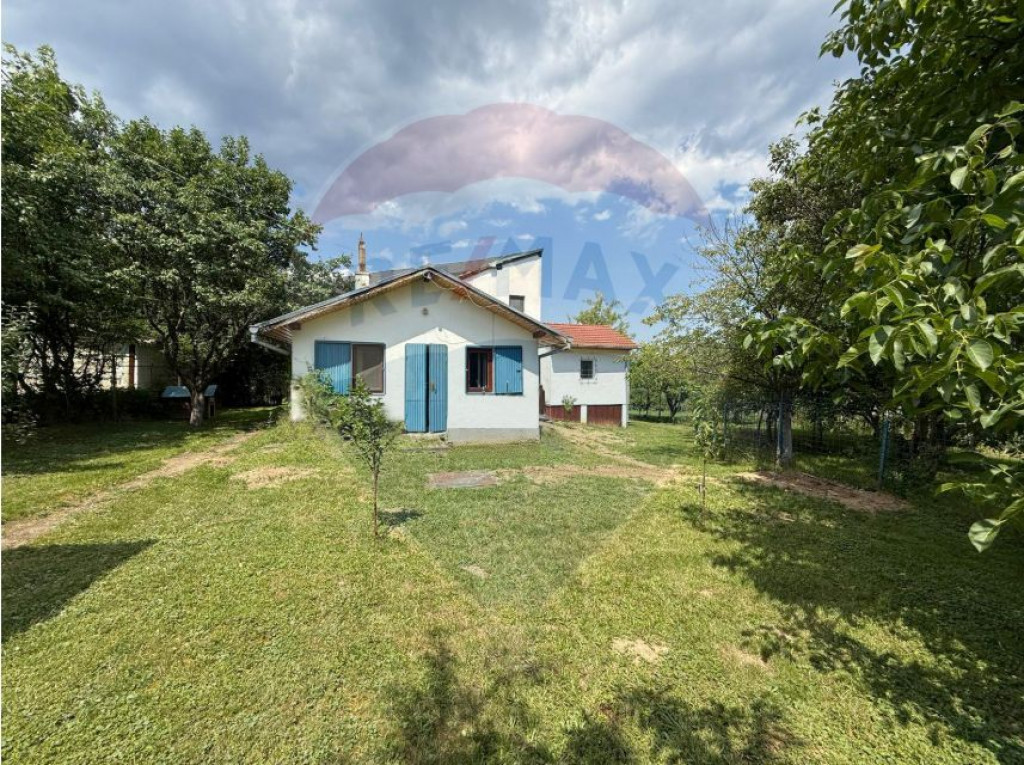 Casă de vânzare-Liniște, natură și farmec tradițion...