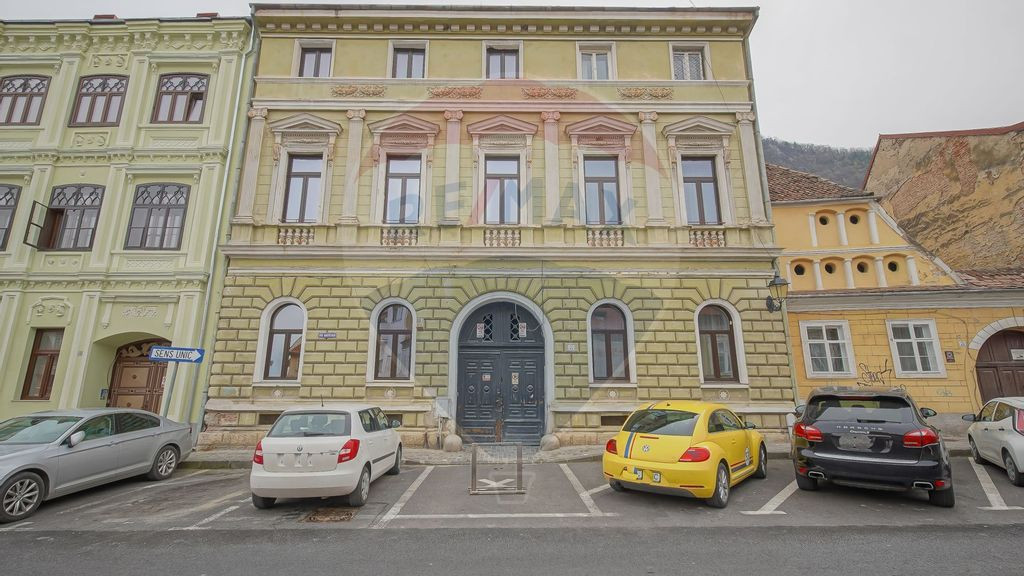 Apartament 102 mp utili, cu parcare în curte, Str. Caste...