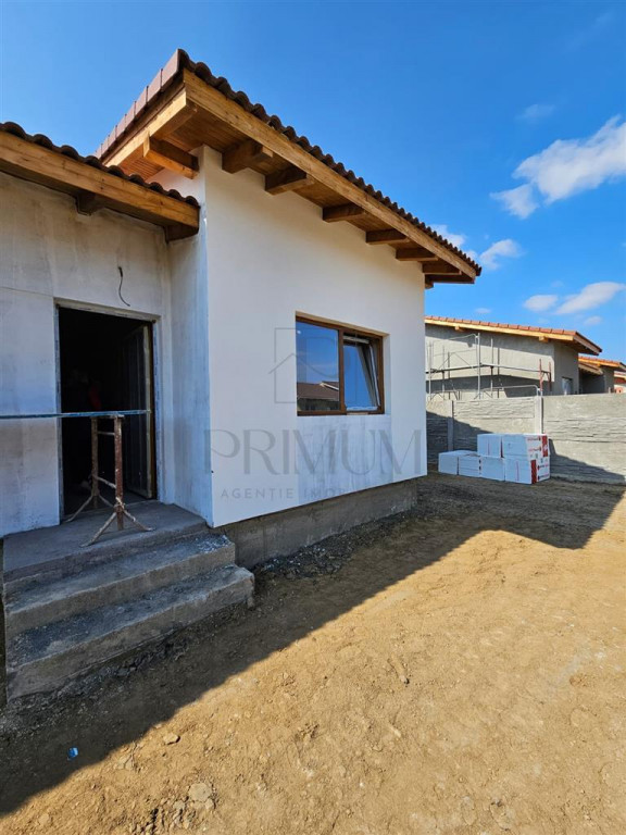 Duplex pe plan - 2 bai - canalizare - personalizare interioa