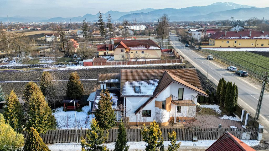 Casă / Vilă cu 8 camere de vânzare în Stupini