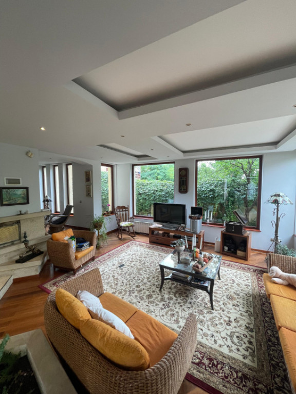 Casa P+1, cu Piscina si Garaj Dublu, 340 mp, 17 ari teren, z