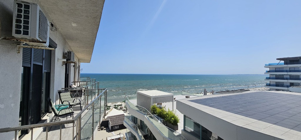 Garsoniera , prima linie la mare