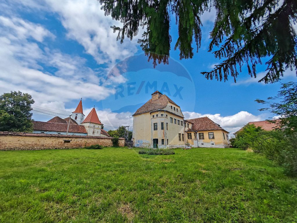 Fostă școală săsească semnată de Fritz Balthes – ...