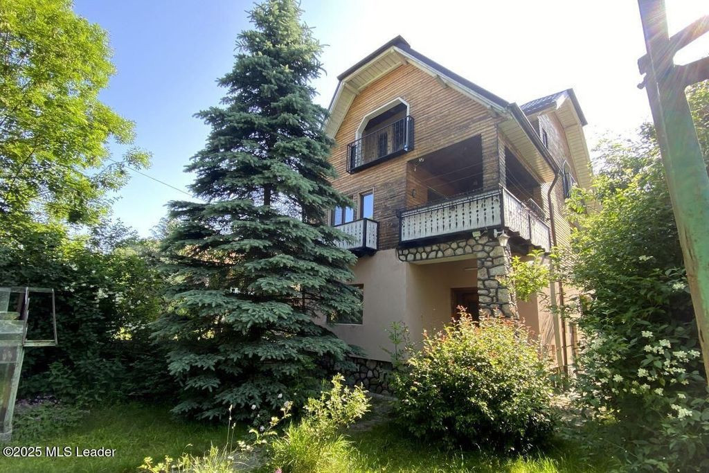 Bran - Casa pe strada Valea Portii. 223 mp, 4 dormitoare