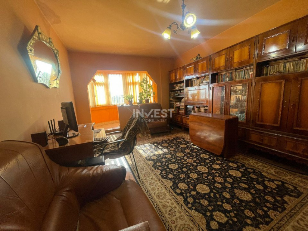 Apartament de vanzare 3 camere si 2 bai + boxa, zona Pacurar