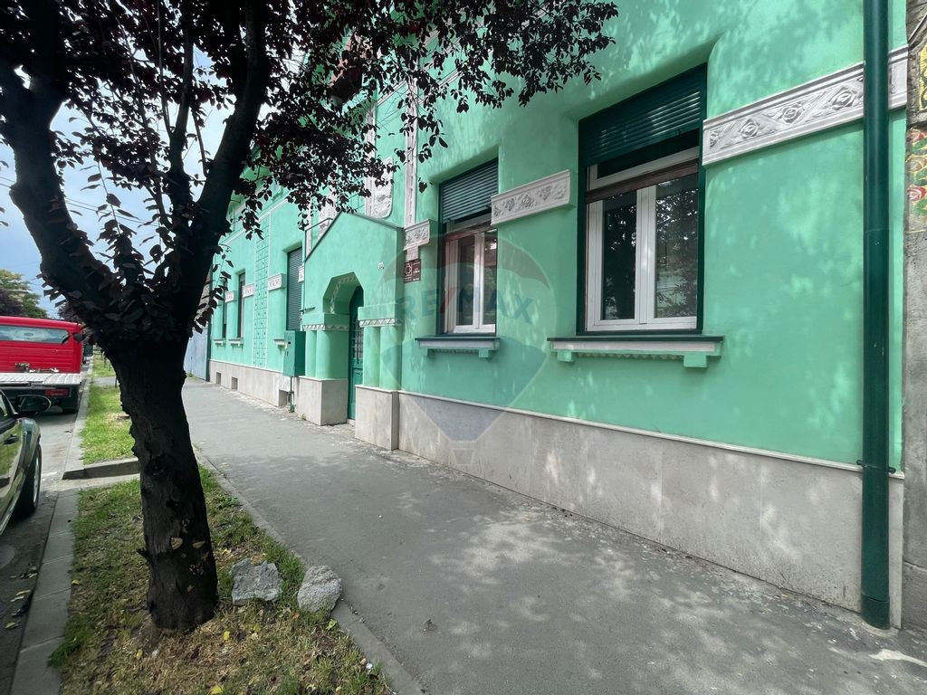 Casă / Spatiu comercial cu 6 camere de închiriat în zo...