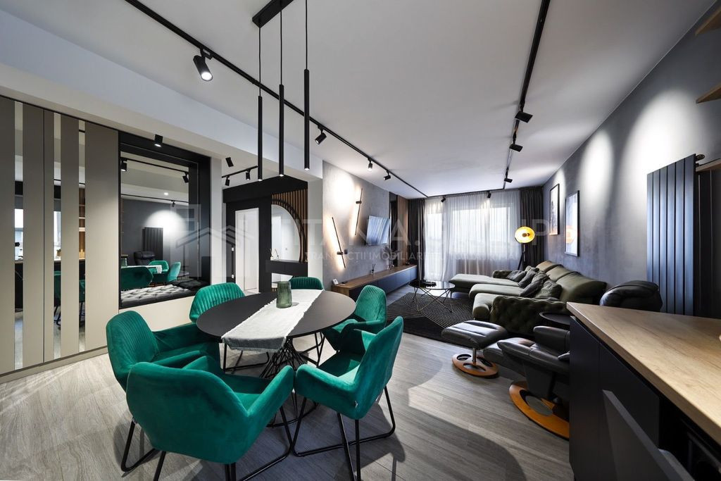 Apartament cu 3 camere, 2 bai, mobilat lux - zona Coresi